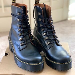 Dr. Martens Leona boot